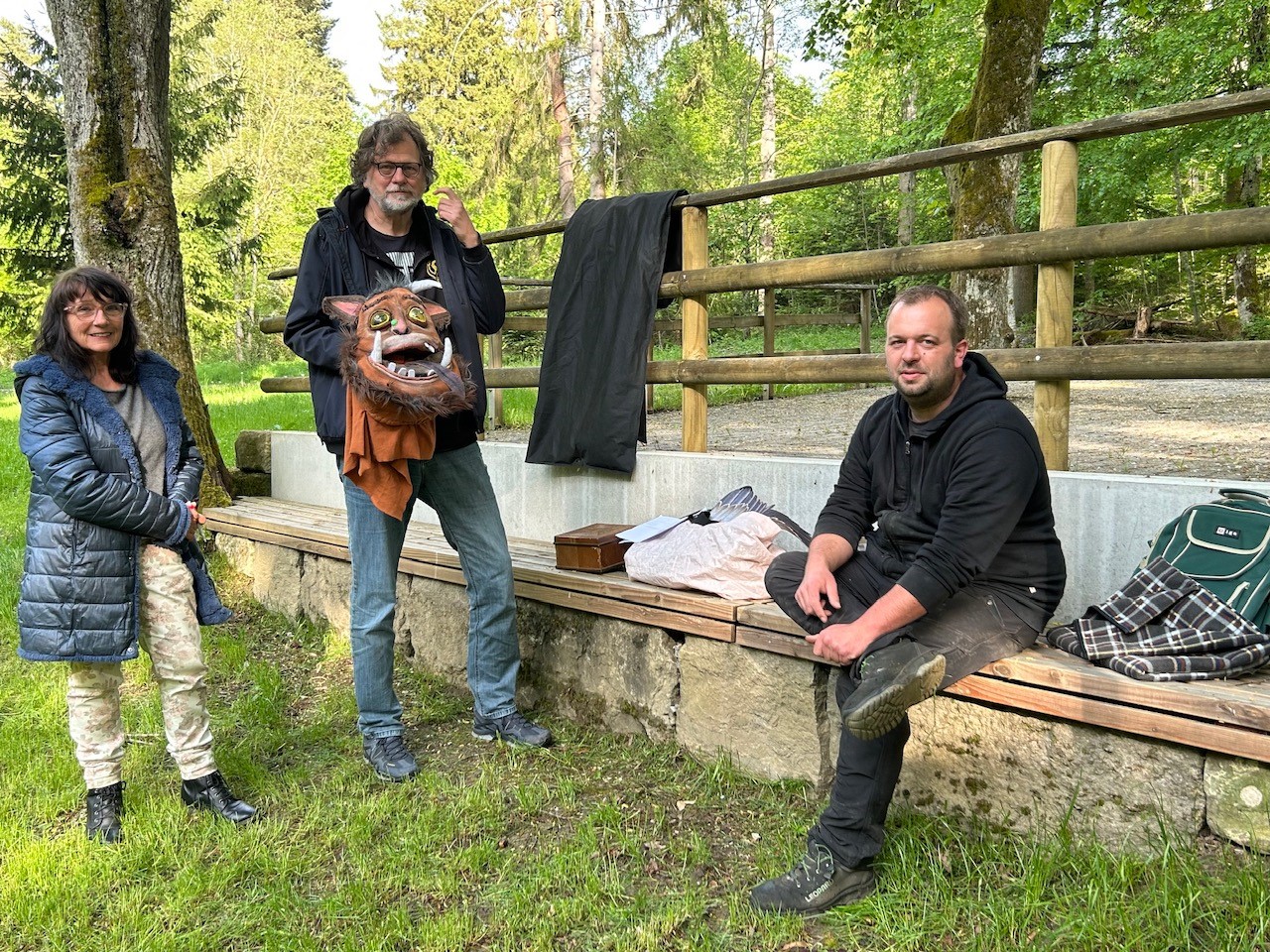 Vorbereitungen zum Open Air Theater am Rondell: mit Andreas Schnell und Dorothe  Jakubowski von den Chamaeleon Theaterwelten und Christoph Gehring